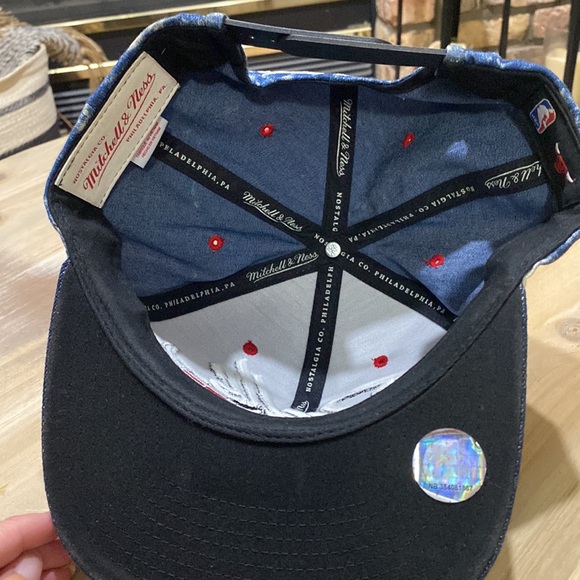 Mitchell and Ness Bulls Hat - Picture 6 of 8